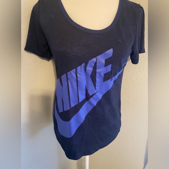 The Nike Tee Athletic Cut - Picture 3 of 3